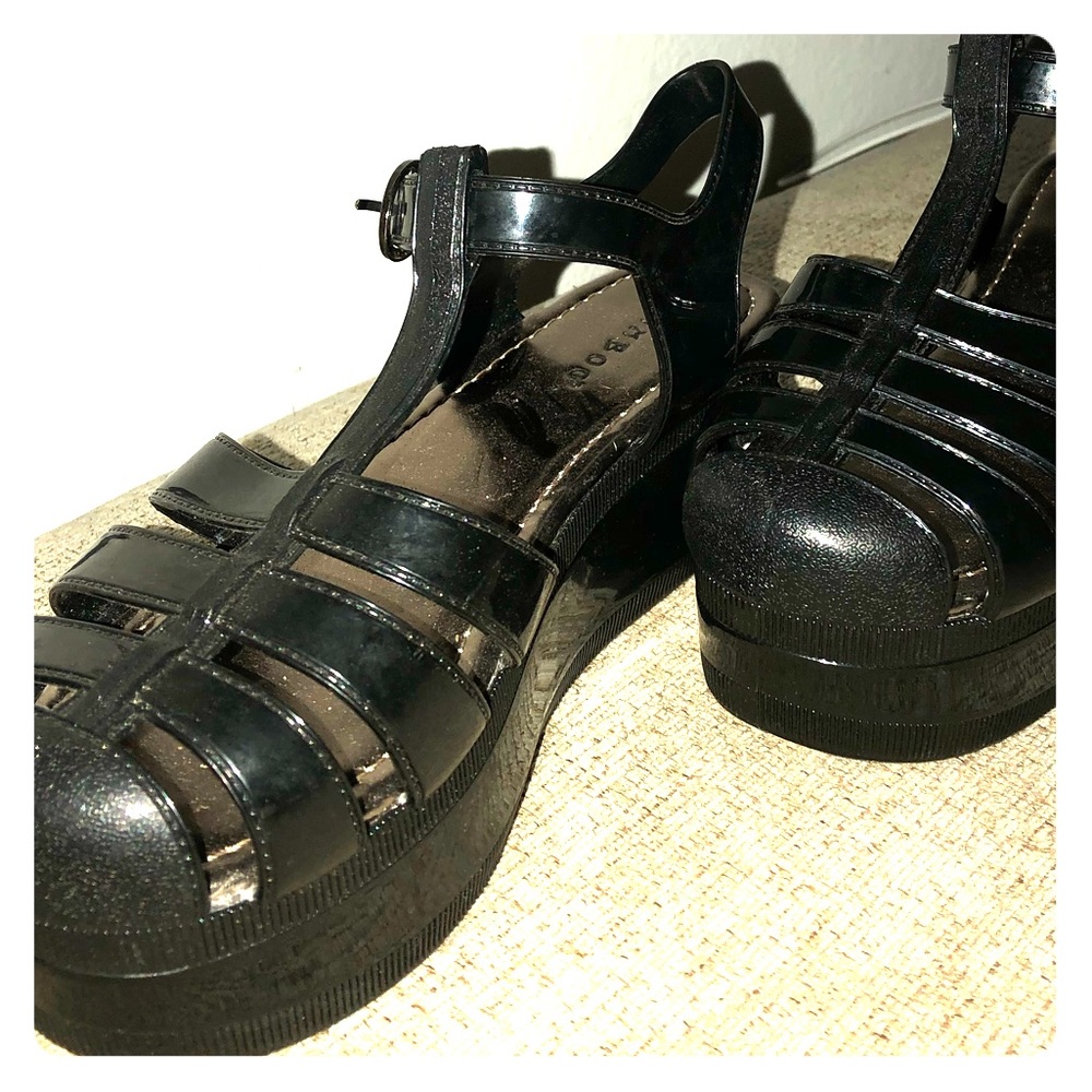 Black platform jellies